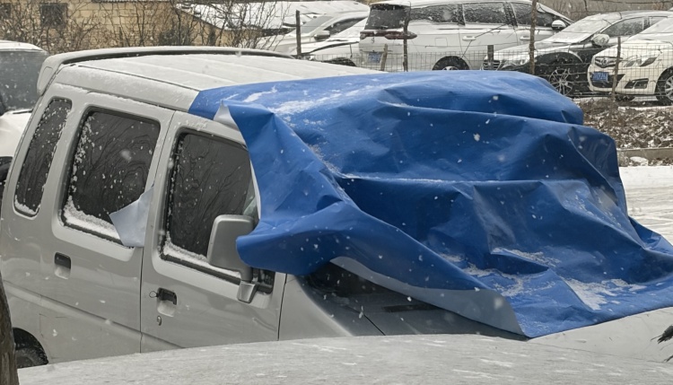 နှင်းထူထပ်သောရာသီဥတုတွင်ယာဉ်ဖုံးအုပ်ရန်အတွက် PE တာပေါ်လင်များအသုံးပြုခြင်း။